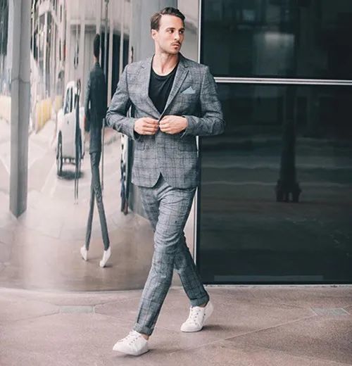 复古的格纹西装最适合搭配小白鞋了,一般也比较少出现在正式场合.