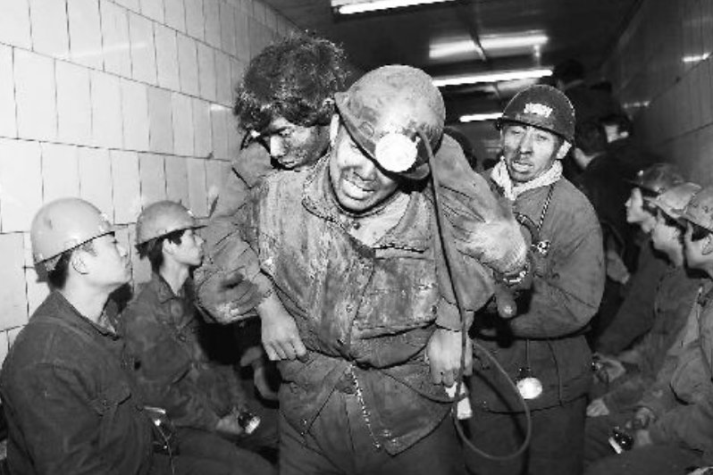 81名矿工井下遇难瞒报官员被执行死刑回顾2001年广西特大矿难