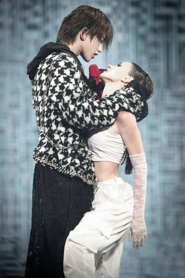 蔡徐坤南京演唱会官宣粉丝直呼哭着看借位吻这才是真顶流