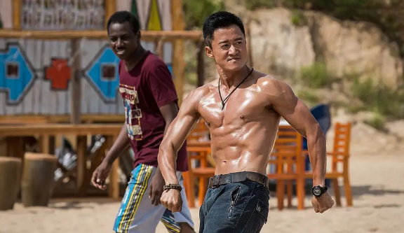 战狼2电影排行榜_翻拍吴京《战狼2》,成龙新片发布海报,网友:估计票房40亿