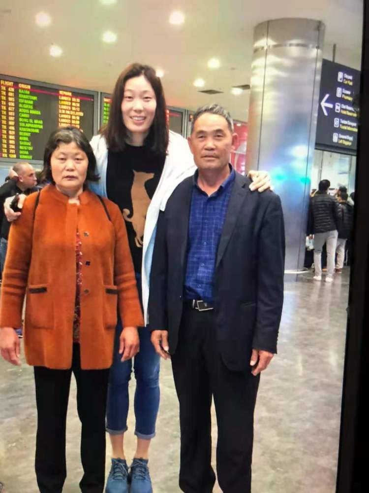 朱婷担任中国奥运旗手父亲希望女儿站上最高领奖台