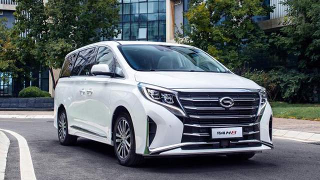 不止有电滑门，还标配LED灯＋全独悬，比GL8大气