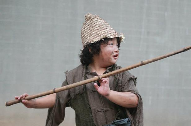 失独老人救小乞丐一命得到一块怪石头从此衣食无忧