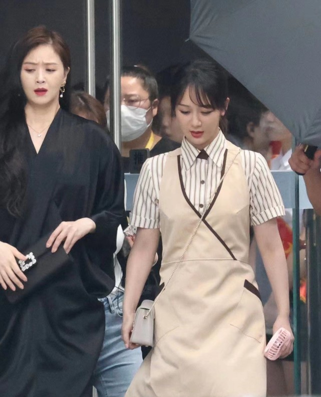 蒋欣杨紫合体重现"欢乐颂",蒋欣果然是微胖美人,身形几乎是杨紫两倍