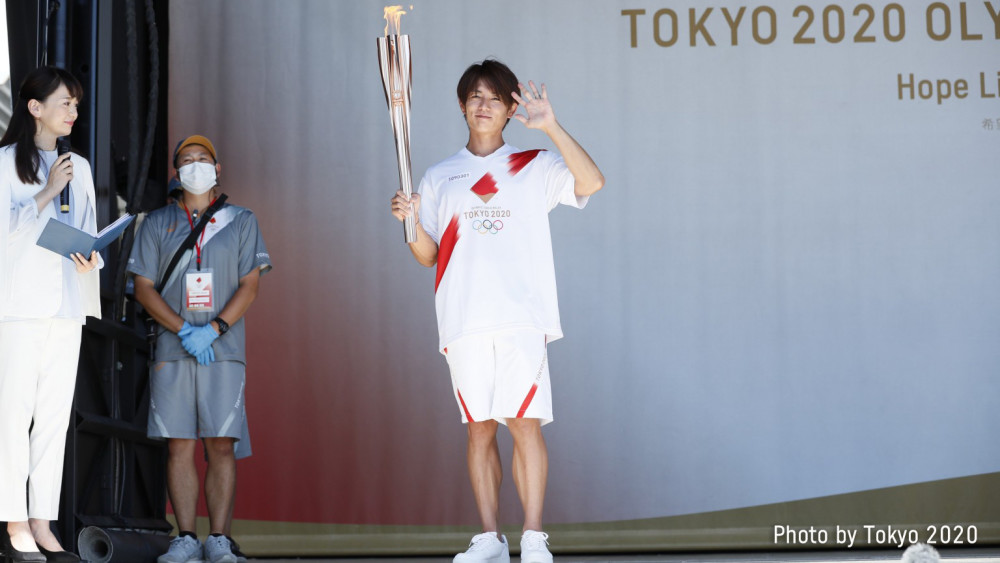 杉浦太阳担任奥运会火炬手 并未摆出奥特曼姿势 鹤野刚士学着点 全网搜