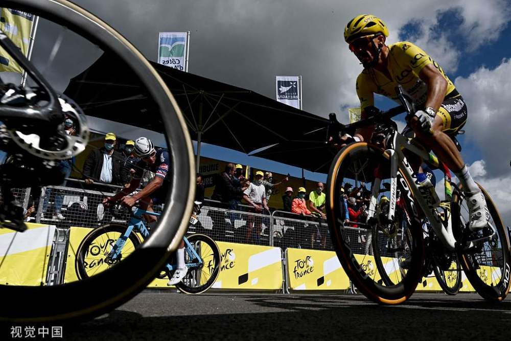 2021年环法自行车赛22岁波加查再夺环法总冠军
