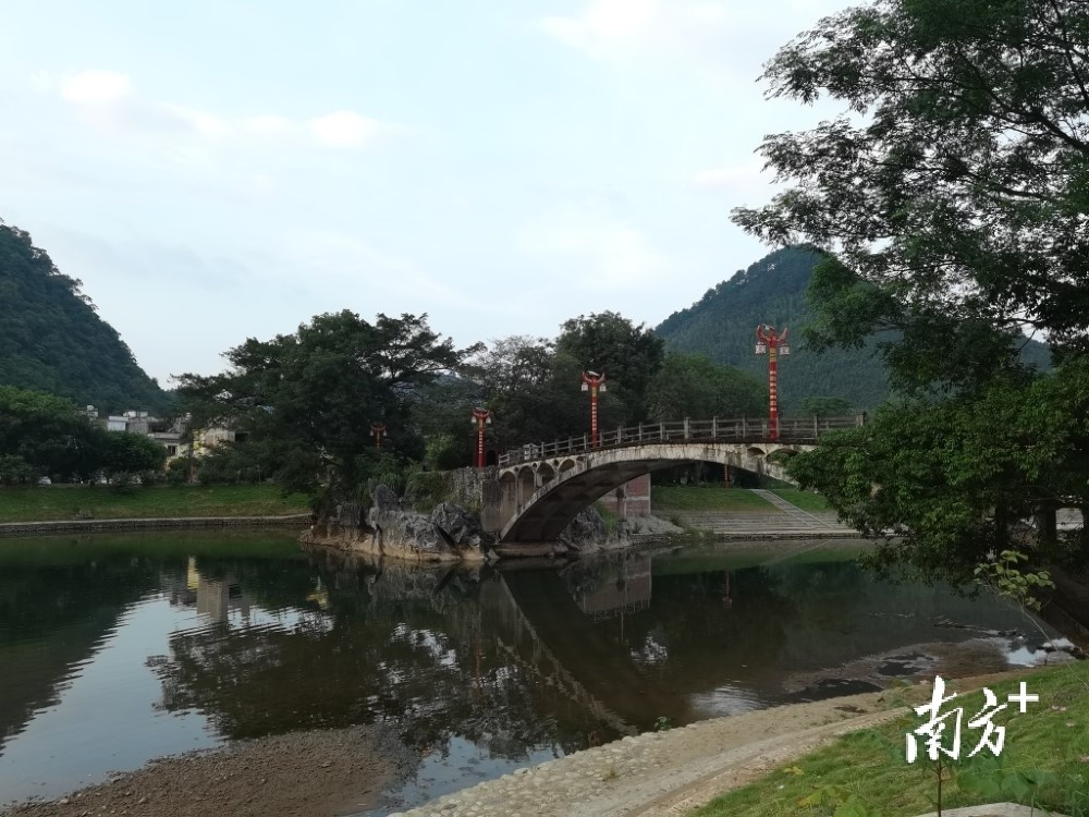 瑶安瑶族乡距连州市区40公里,乡政府驻地洛阳村委会.