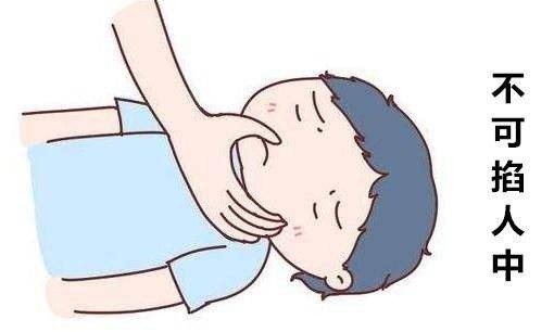 他们马上把他抱起来,我爸赶紧掐住了他的人中