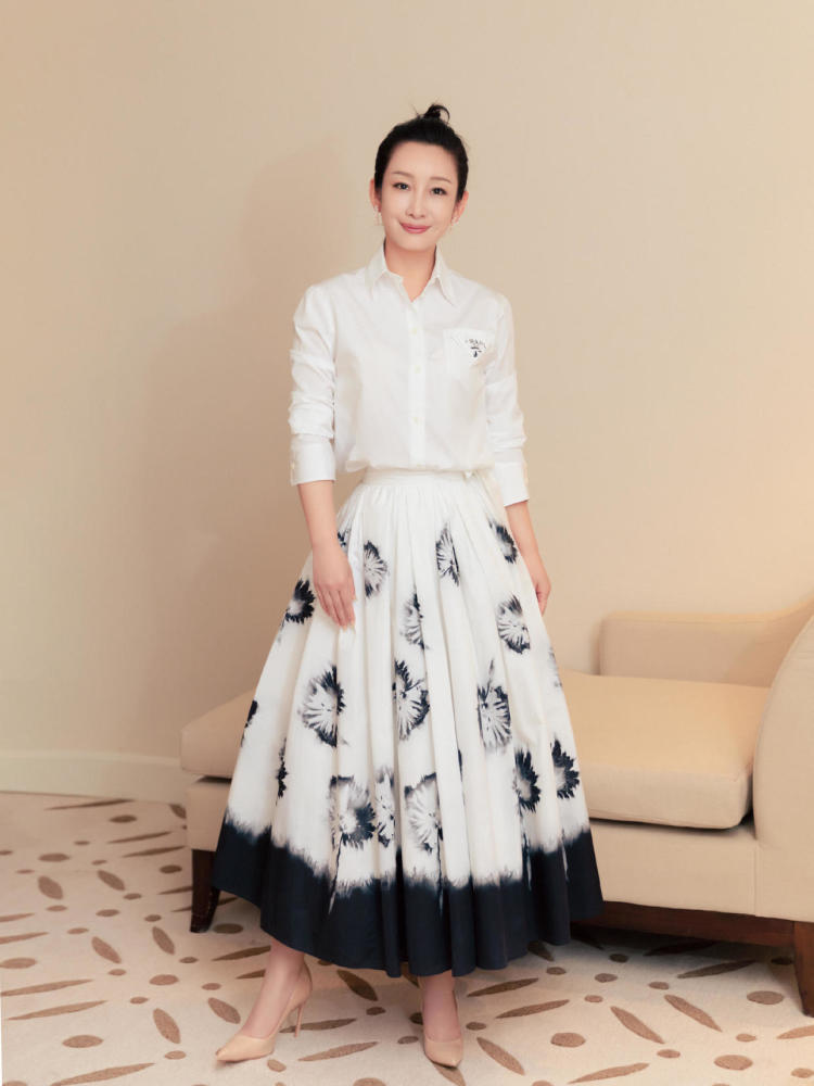 秦海璐"阿姨圈顶流",身穿印花连衣裙高贵优雅,精致时髦又减龄