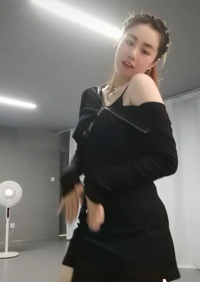 32岁王小蒙大跳女团舞身材圆润小秀香肩脖子上戴两条项链