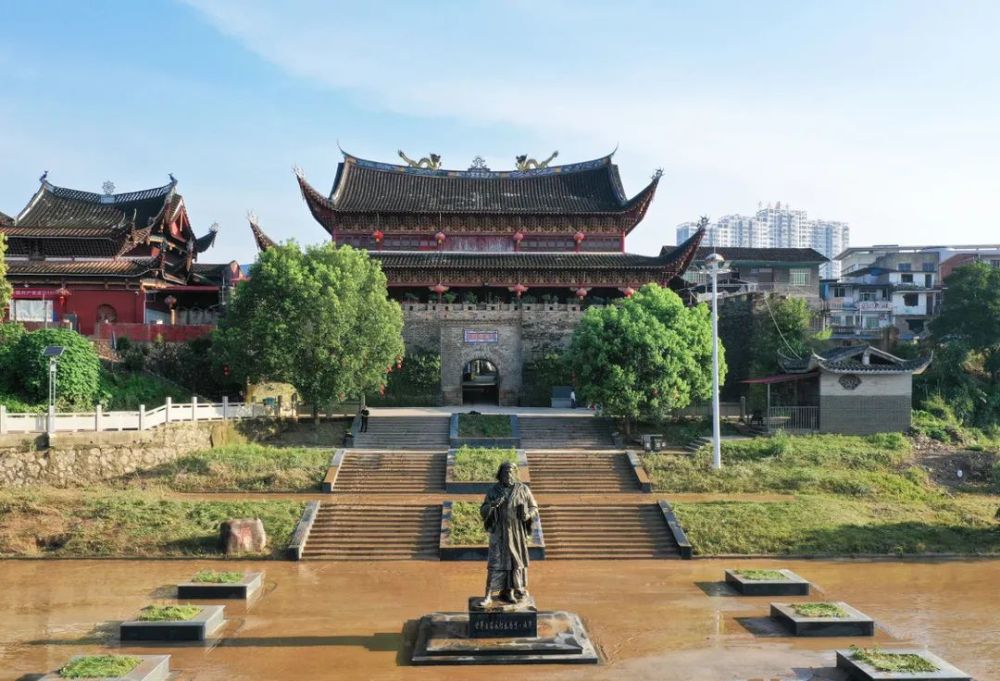 通仙门前还有一座马可波罗的雕像,当年他来过这里,并在世界旅游史上为