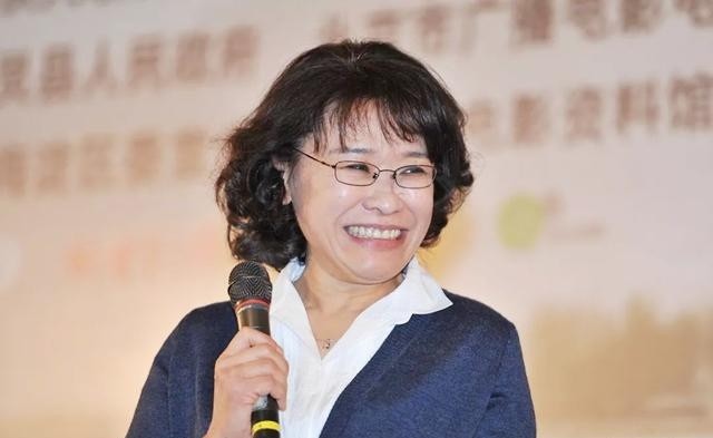 张海迪:5岁时高位截瘫,却自学成才,官至正部级,被称当代保尔