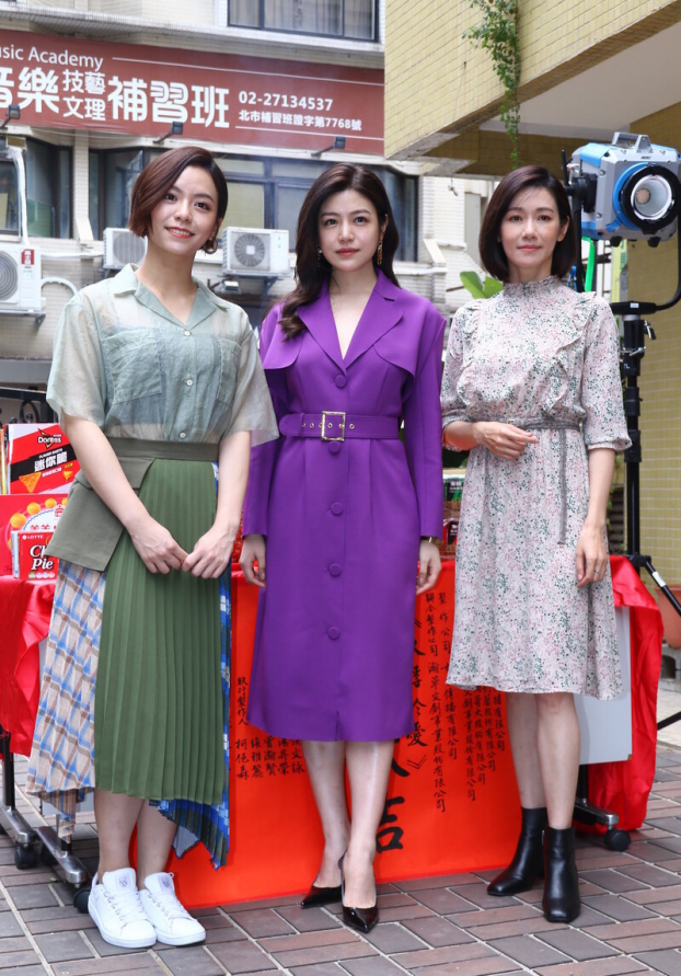 28岁宋芸桦和38岁的陈妍希一样成熟穿搭很关键选择要慎重