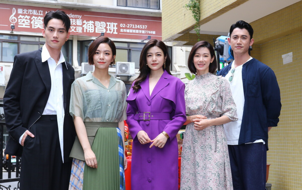 28岁宋芸桦和38岁的陈妍希一样成熟,穿搭很关键,选择要慎重