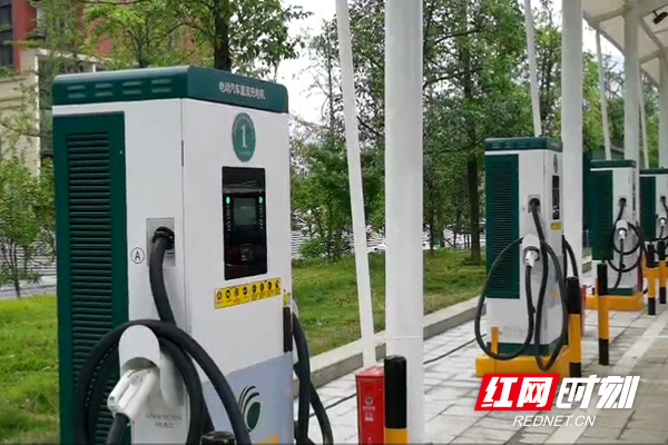怀化新增一处充电站场 63台电动汽车充电桩正式投入运营