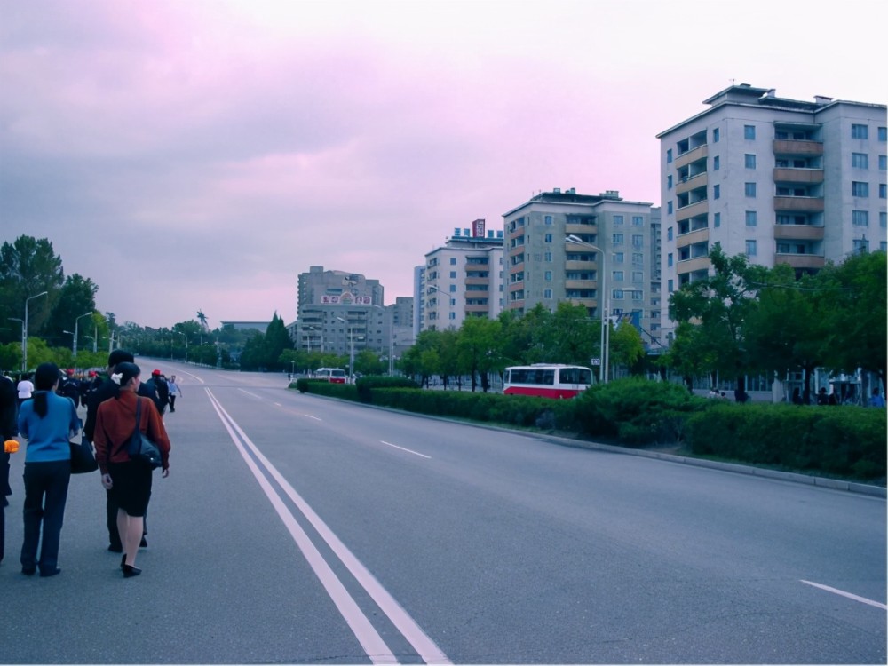 为什么朝鲜的汽车很少大街上却有女交警执勤