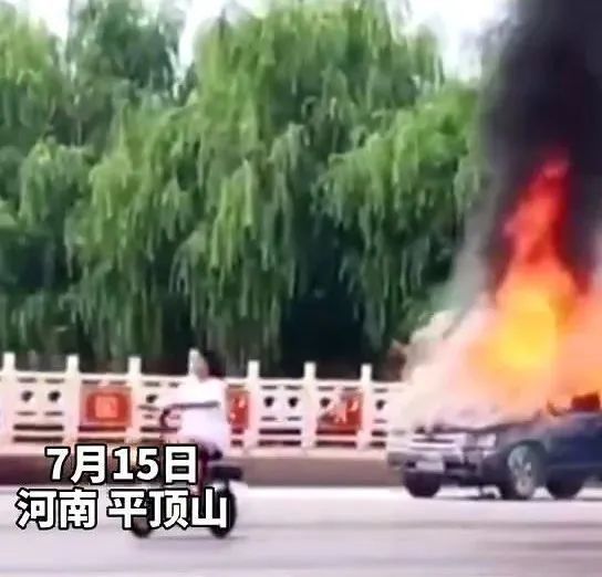危险危险危险！皮卡车当街自燃火光冲天！