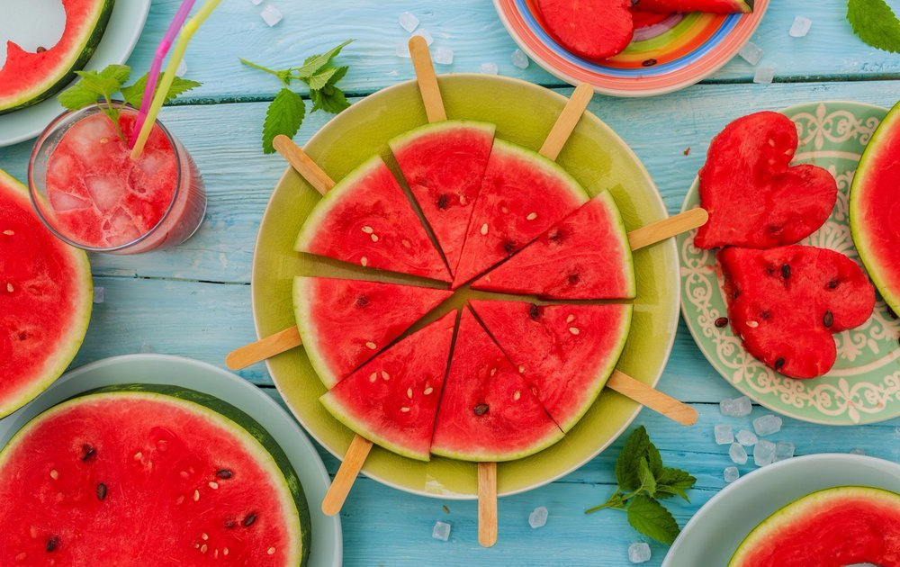 西瓜最好是现买现吃,此外,切西瓜时一定要事先把西瓜,刀具和案板清洗