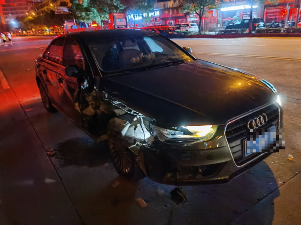 经民警现场勘查,肇事车辆奥迪撞上了停在路边的奔驰,奥迪右侧和奔驰的