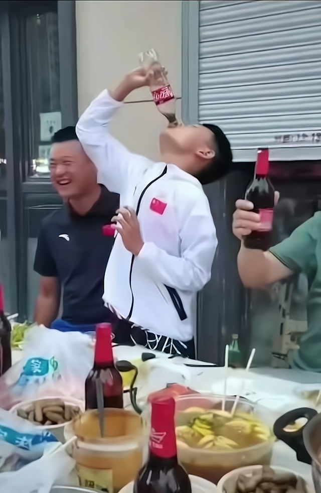 哈尔滨小萌汉子!男孩餐桌上"可乐代酒"一口下肚,父亲表情亮了