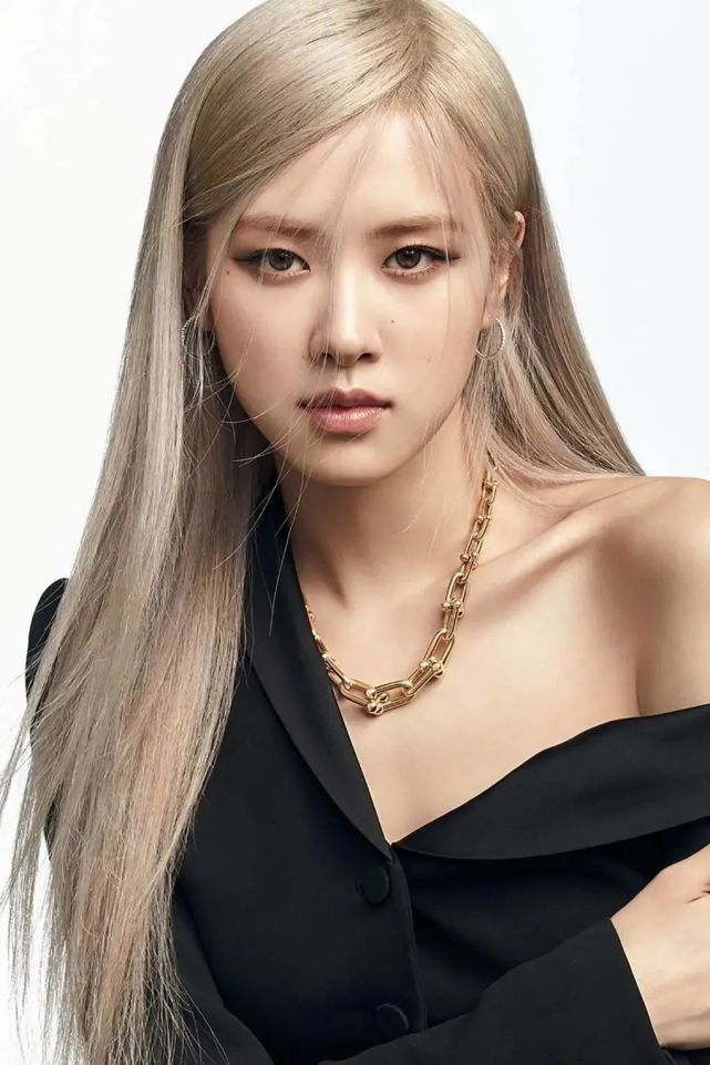 但略显油塌的发顶和前几年爆火的乖巧空气刘海,很给整体气质减分