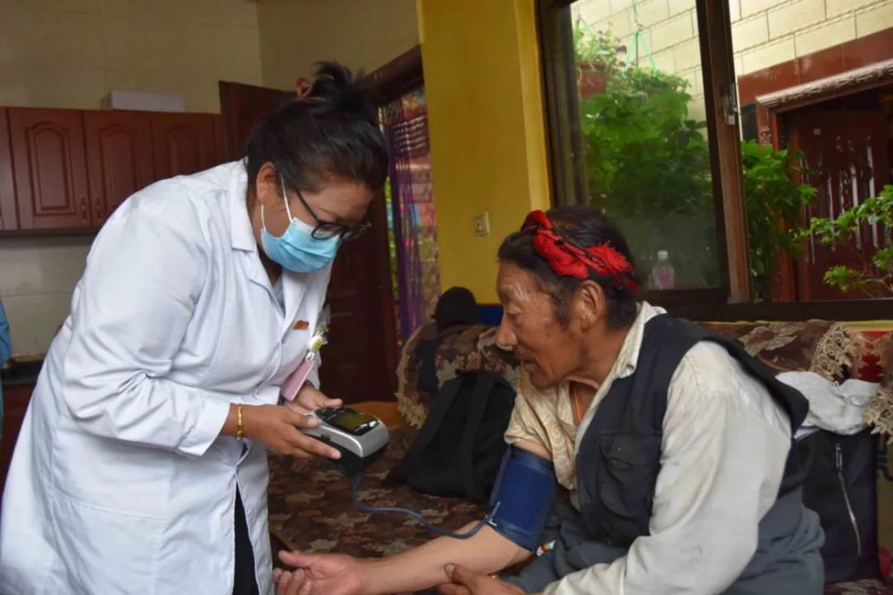 党旗在基层一线高高飘扬|仁增旺姆:乃琼社区的跑腿医生_腾讯新闻