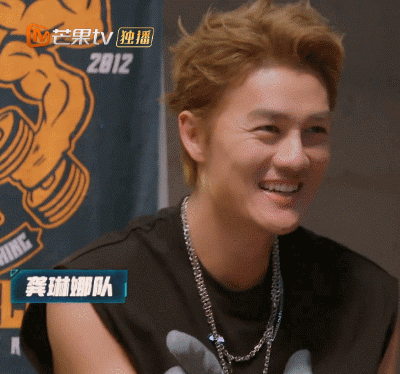 (吴克群:突然开始打拳)点击播放 gif0.