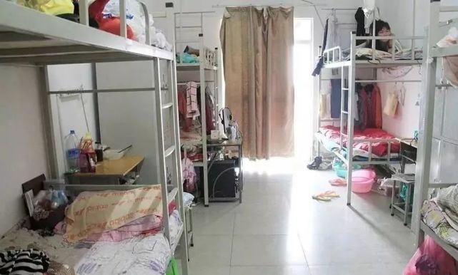 自购的被褥6-8个人住,两边都是上下铺一间约30平米的宿舍同一屋檐下的