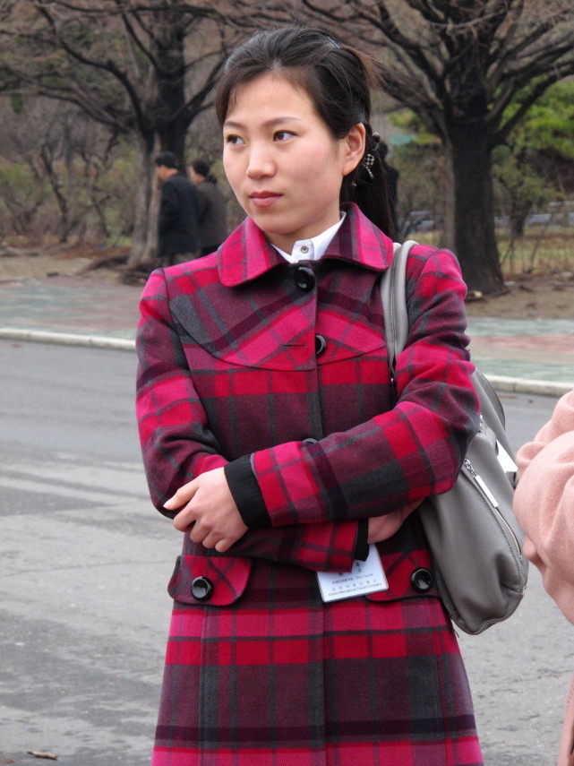 朝鲜女导游年轻漂亮不会强迫游客购物