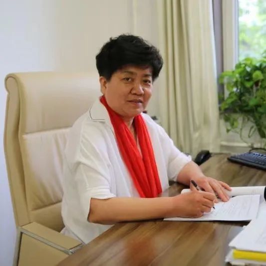 北京市石景山区实验中学 王英让我们一起来了解两位校长今天被评为中
