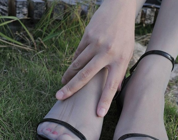 女生常穿高跟鞋,崴脚就是常有的事,那应该热敷好还是冷敷好呢?