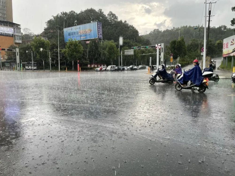 江南大雨江北晴安康这天气有点小脾气