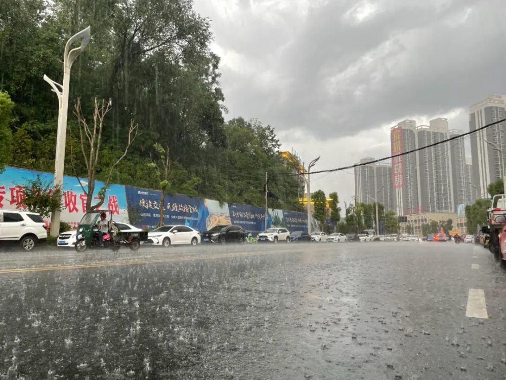 江南大雨江北晴安康这天气有点小脾气