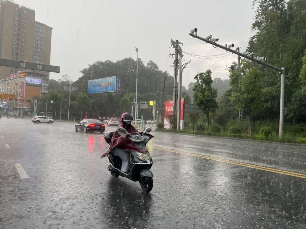 江南大雨江北晴安康这天气有点小脾气