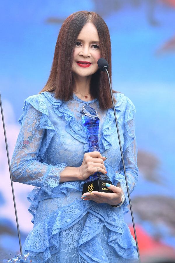 高胜美现身商演穿廉价雪纺裙好寒酸52岁脸颊凹陷成干瘪老太