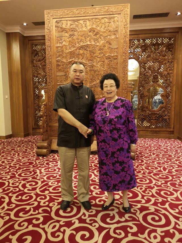 迟重瑞老婆露面,80岁陈丽华富态真实,不像六小龄童老婆那么假!