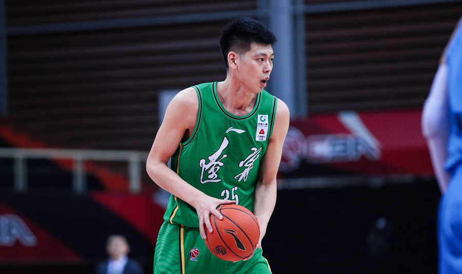 在辽宁男篮的日子里,朱荣振如鱼得水,总算找到了存活的价值与意义了.