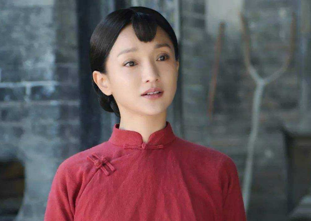 她曾在酒吧驻唱,因拒绝大佬强邀被打掉牙,今逆袭成影后身价不菲