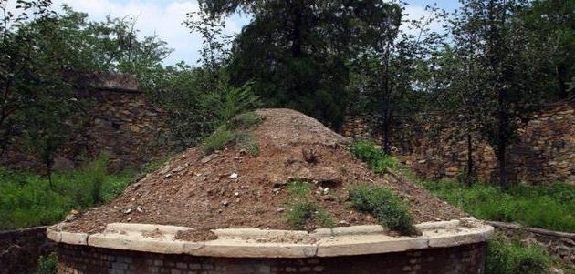 降水落入坟包上面,便会沿着顶端流走,并且拥有高高的坟包维护,存水