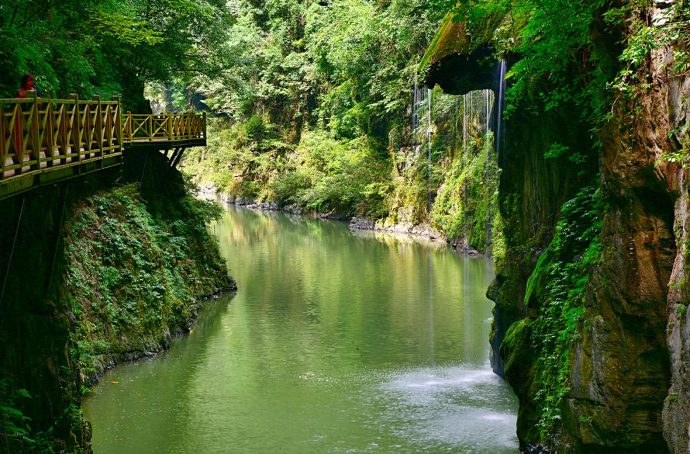 贵州一个喀斯特峡谷风光和类型多样的大峡谷,峭峰顶立,景象万千