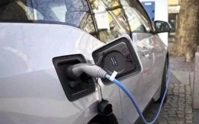 快讯！中国正式公布燃油车禁售时间，你的车还能开多久？网友：不敢买车