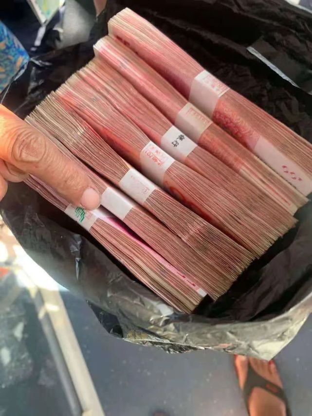 莆田一乘客将7万元现金遗落在公交车上,驾驶员这样做……_腾讯新闻