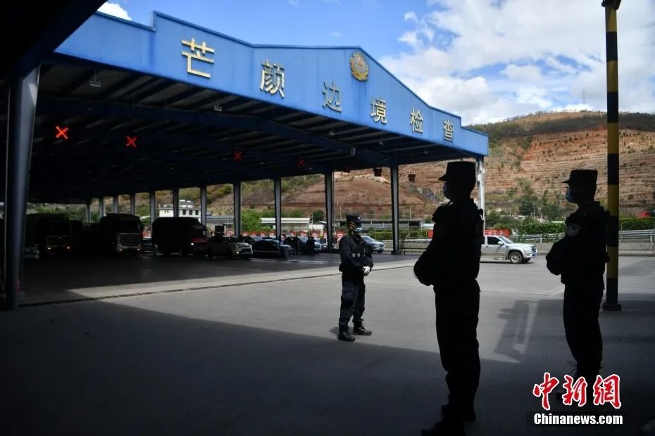 民警在保山边境管理支队芒颜边境检查站执勤.