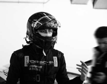 吴亦凡极速坠落，保时捷紧急“跳车”：解除运动代言人合作