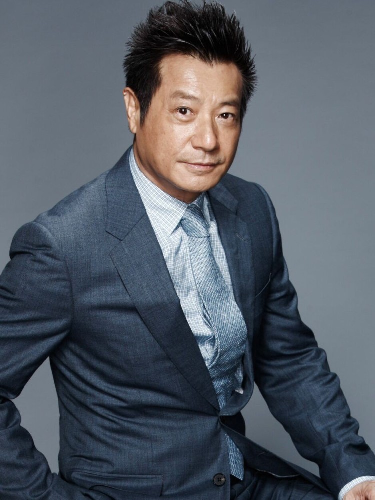 70岁老戏骨石修一家罕同框,紧搂妻子秀恩爱,儿子儿媳颜值超养眼