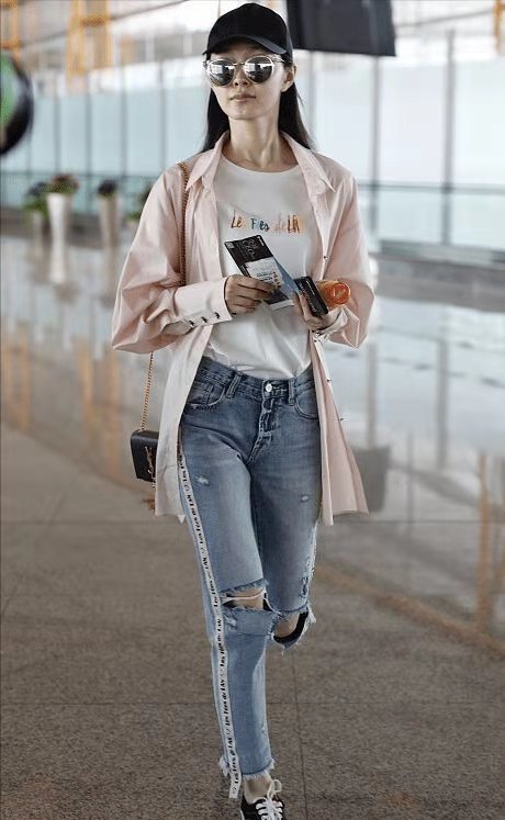 宋轶真懂穿,粉色衬衫减龄够少女,破洞裤秀冷白皮太优越_腾讯新闻