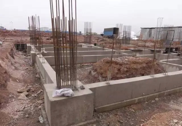 农村盖房打地桩好还是打地梁好?农村盖房好还是城市买房好?