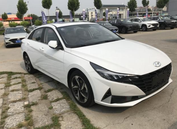 这A级轿车配溜背车顶，还有终身免费保养，网友：忘记朗逸！