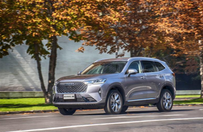 小伙预算10万买车，试驾完日产轩逸再开H6，忍不住说了实话