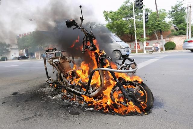 杭州电动车电池爆炸燃烧一家三口烧伤为何逃离的时间都没有